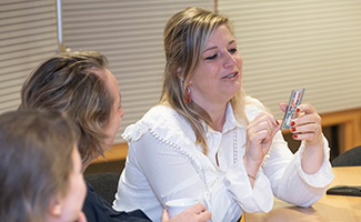 Vrouw kijkt op smartphone